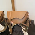 Bolso de montura caqui en piel sintética con solapa ondulada y dos correas extra - Caqui