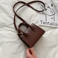 Mini borsa a tracolla marrone in pelle sintetica con tracolla regolabile e manici - Marrone Scuro