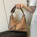 Bolso tote de tejido marrón con correa ajustable y bolsillo frontal con cremallera - Marrón