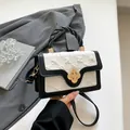 Κομψή καπιτονέ τσάντα χειρός σε ασπρόμαυρο χρώμα με χρυσό λουλούδι κούμπωμα - Μαύρο και Λευκό