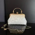 Elegante perlweiße Abendtasche im chinesischen Stil mit goldenem Blumen-Jacquard-Muster - Silber
