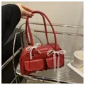 Sac bandoulière rouge en cuir avec nœuds en dentelle et deux poches avant - Rouge