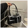 Sac à épaule noir en cuir PU orné de nœuds en dentelle blanche et poches avant - Noir