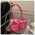 Sac à main rose fuchsia orné de nœuds en dentelle blanche avec deux poches frontales - Rose rouge