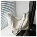Sac hobo blanc minimaliste en cuir PU avec grain de litchi et détails argentés - Sans Pendentif / Blanc