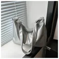 Silberne Metallic-Tragetasche mit Hochglanz-Finish und breitem verstellbarem Riemen - Ohne Anhänger / Silber