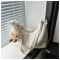 Sac fourre-tout chic en simili cuir blanc avec charm en peluche brun et plis doux - Avec Pendentif / Blanc