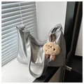 Silberne Metallic-Tragetasche mit Plüschschaf-Anhänger und verstellbarem Riemen - Mit Anhänger / Silber
