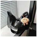 Moderner schwarzer Hobo-Shopper aus weichem PU-Leder mit verstellbarem Riemen und Anhänger - Mit Anhänger / Schwarz
