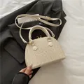 Bolso de mano de paja beige en forma de concha con correa y herrajes dorados - Beige