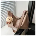 Sac cabas chic en cuir PU marron avec large bandoulière et charm ours en peluche - Avec Pendentif / Kaki