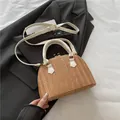 Bolso de paja con forma de concha en beige con asas blancas y correa larga ajustable - Marrón