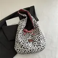 Borsa tote alla moda con stampa leopardata, fiocco e fodera floreale su un blazer - Stampa Leopardata Bianca e Nera (Nero)