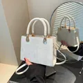Bolso bandolera rectangular blanco grabado con asas trenzadas y detalles metálicos dorados - Blanco