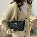Damen Schultertasche in Schwarz mit grauem M-Monogramm und goldener Kettenriemen-Optik - Schwarz