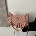 Rosafarbene Schultertasche mit braunem M-Muster und goldener Kette aus PU-Leder - Rosa