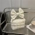 Borsa trapuntata color crema con manico decorativo a fiocco e motivo a reticolo - Bianco