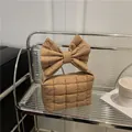 Borsa a mano trapuntata marrone con grande manico a fiocco e chiusura con cerniera - Cachi