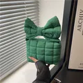 Sac à main matelassé en nylon vert herbe avec une grande poignée en forme de nœud - Vert
