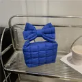 Borsa a mano blu reale trapuntata con manico a fiocco oversize e chiusura a zip - Blu