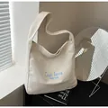 Sac cabas minimaliste en toile blanc cassé avec lettrage bleu clair au style décontracté - Blanc