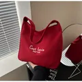 Sac fourre-tout en toile rouge avec broderie blanche et larges bandoulières - Rouge