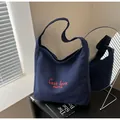 Sac fourre-tout en toile bleu marine avec texte rouge et large bandoulière - Bleu clair