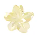 Détail de la pince à cheveux fleur 8cm avec finition nacrée jaune et effet laser brillant - 8cm / Jaune Clair Iridescent (Style 2)