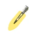 Détail d'une pince à cheveux jaune pâle sans trace avec base en métal argenté et fini mat - Jaune