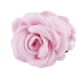 Dettaglio di un fermaglio per capelli con rosa in tessuto rosa e petali in chiffon - Rosa