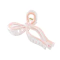 Détail d'une pince à cheveux transparente rose en forme de nœud avec ressort en métal doré - Rose