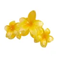 Détail de la pince à cheveux jaune avec trois fleurs de frangipanier en résine polie - Pince à Cheveux Frangipanier Connectée / 11cm / Jaune