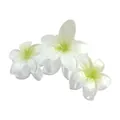 Détail de la pince à cheveux fleur de frangipanier avec pétales en résine blanc et vert - Pince à Cheveux Frangipanier Connectée / 11cm / Vert clair