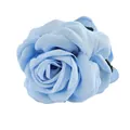 Dettaglio della rosa in tessuto azzurro con petali sovrapposti su una pinza per capelli - Blu