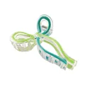 Gros plan d'une pince à cheveux transparente avec détails en acrylique rayé vert - Cyan et Vert Clair