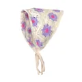 Detail van gehaakte driehoekige bandana met paarse madeliefjes en bandjes op witte achtergrond - Wit Paars Bloem Bandana