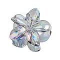 Détail d'une pince à cheveux fleur de 4cm avec finition en résine irisée et laser - Frangipanier Gris