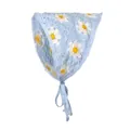 Detail van lichtblauwe gebreide baby muts met witte madeliefjes en handige strikbandjes - Blauw Wit Madeliefje Bandana