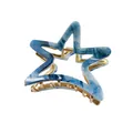 Detailansicht der sternförmigen Haarklammer mit blauem Marmormuster und goldenen Metallzähnen - Blauer Marmor