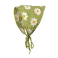 Detailopname van grasgroene gehaakte bandana met witte madeliefjes bloemmotieven - Groen Wit Madeliefje Bandana