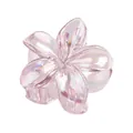 Détail d'une pince à cheveux fleur rose irisée avec pétales 3D et fini nacré - Frangipanier Rose 3D