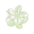 Vue détaillée d'une pince à cheveux fleur vert clair de 4cm avec fini laser nacré - Iridescent Light Green Plumeria