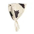 Detailopname van de crème gehaakte driehoekige hoofddoek met zwarte gebreide bloemen - Beige Zwarte Bloem Bandana