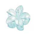 Détail d'une pince à cheveux frangipanier bleu clair translucide laser de 4 cm - Iridescent Light Blue Plumeria