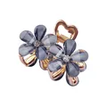 Détail de la pince à cheveux fleur aux pétales pailletés gris et poignée coeur - Gris