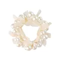 Eleganter beiger Chiffon-Haargummi mit weißen Perlenakzenten für Pferdeschwanz-Frisuren - Creme