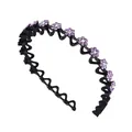 Détail de fleurs en strass violets sur un serre-tête antidérapant ondulé noir - Fleur en Strass Violet