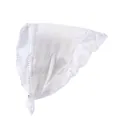 Détail d'un bandana en dentelle vintage blanche avec plis et bords fleuris brodés - Blanc Cassé