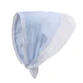 Détail du chapeau de soleil bébé en seersucker bleu clair avec bordure dentelle blanche - Bleu