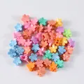 Nahaufnahme von bunten Blumen-Haarklammern für Kinder in matten Bonbonfarben - Beutelverpackung / Blumenstil (4#)(A0258) / 50-teiliges Set (2.3 cm) / bunt